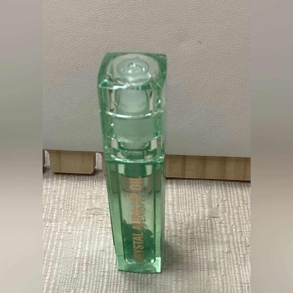 Revolution Aura Fix Spray & Lip Oil Duo with Aventurine Crystals - Picture 4 of 4